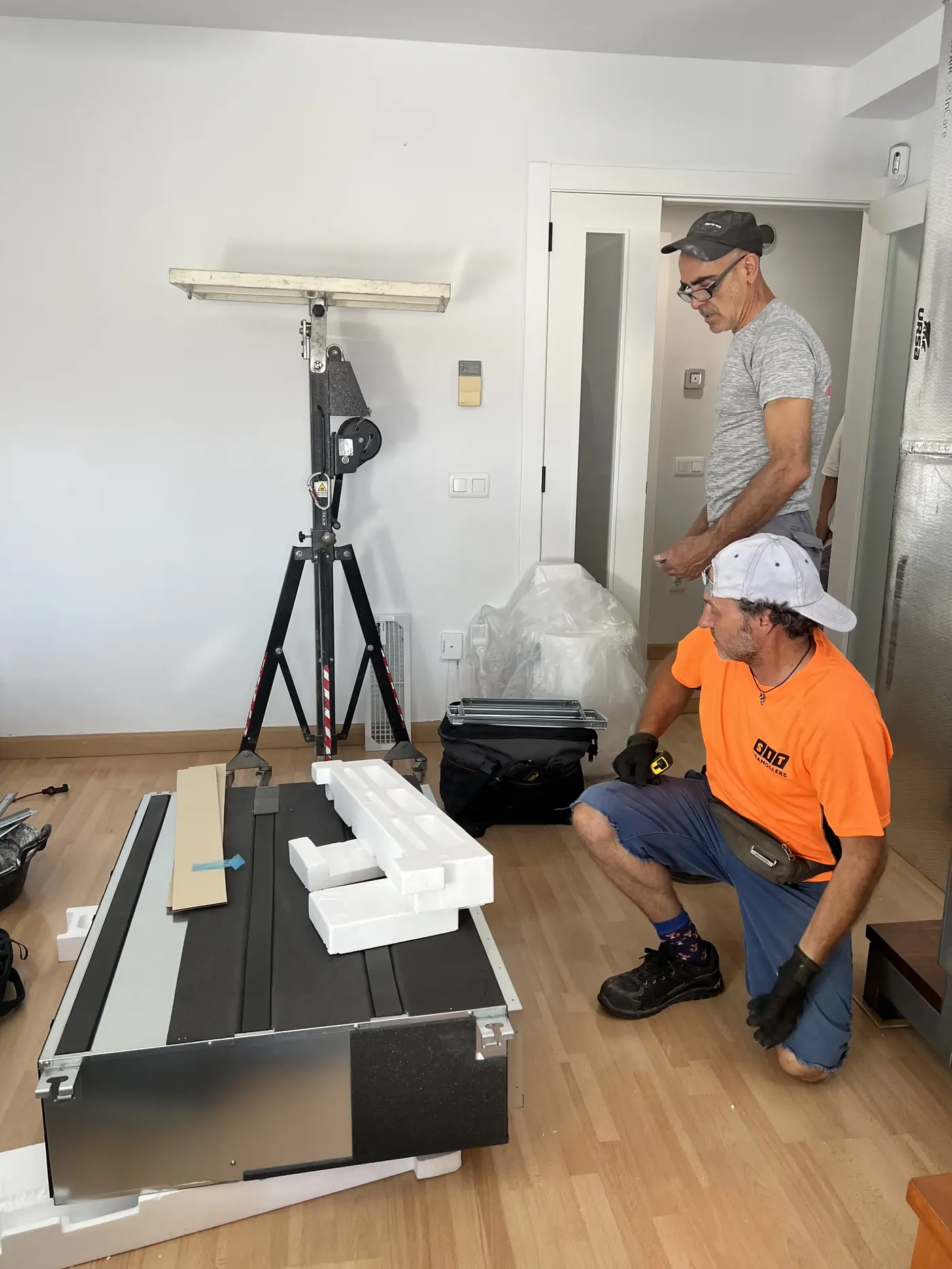 Equipo montando máquina por conductos